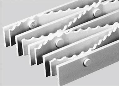 Riveted steel grating with serrated surface to maximum friction resistance